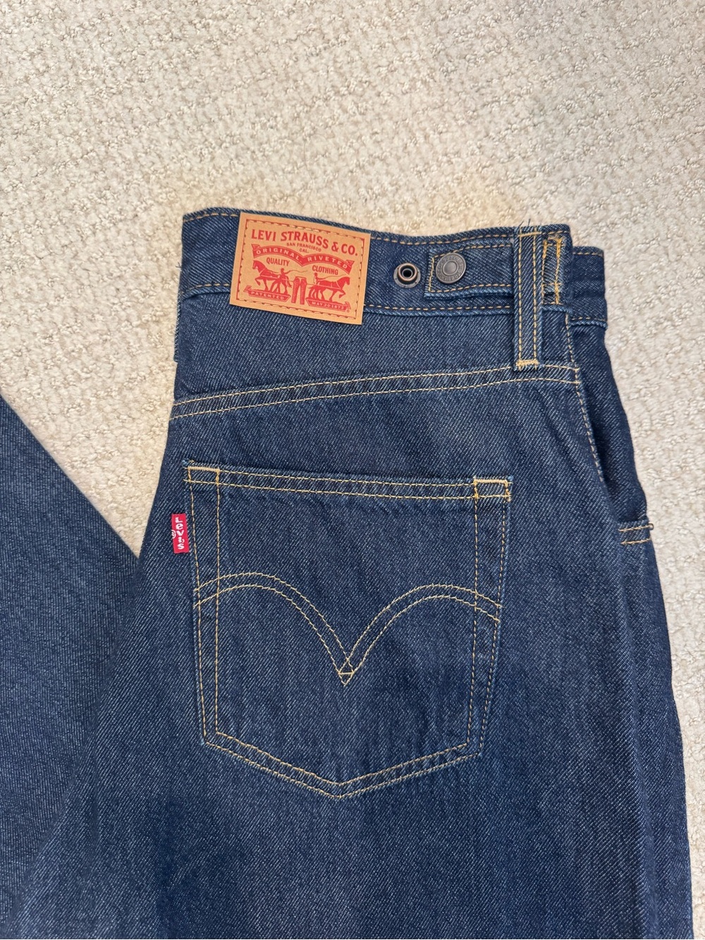 Levi’s cinch baggy jeans in “Reign Of The Rinse - Dark Wash” color size 30 - Picture 3 of 4